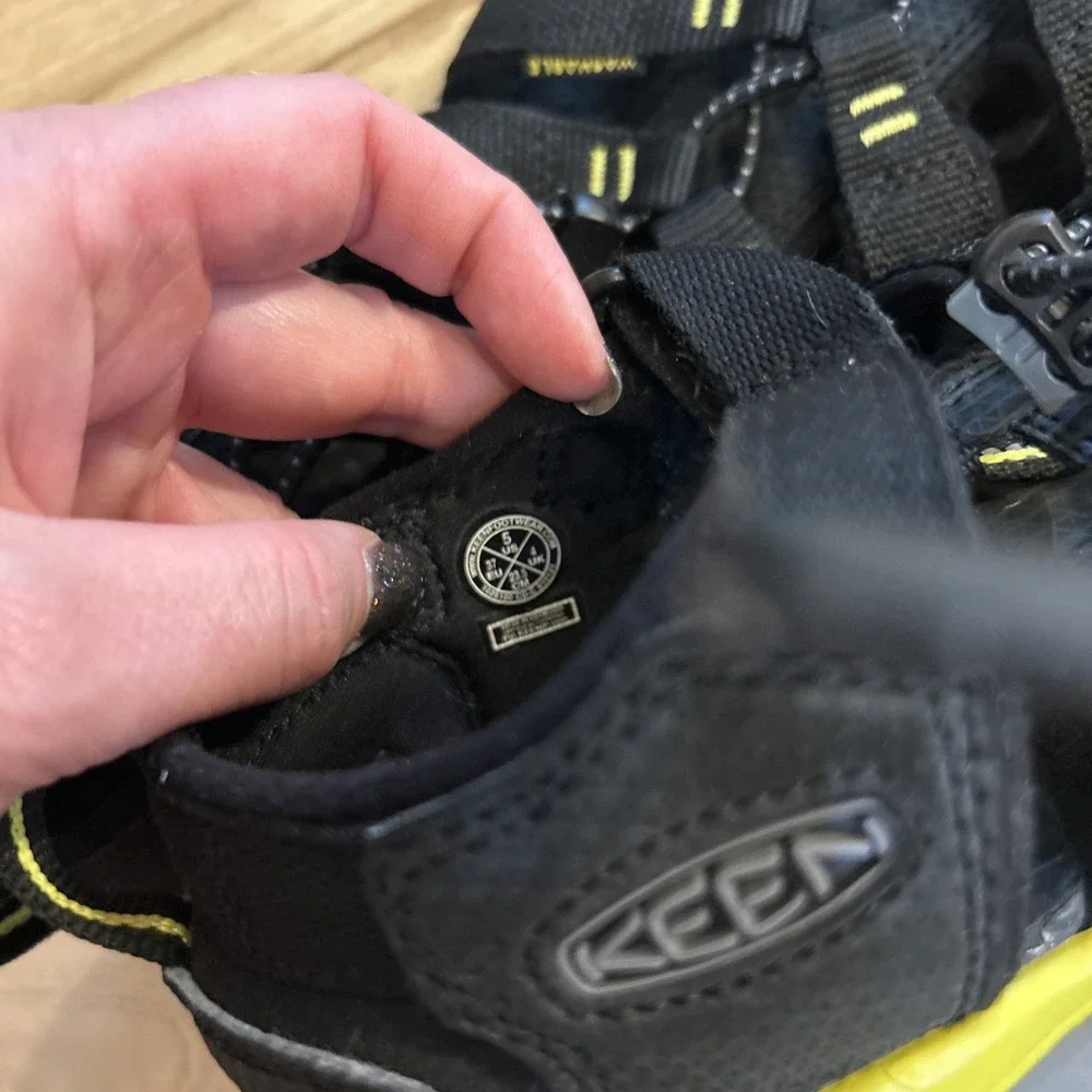 Black Men's Keens Size 5